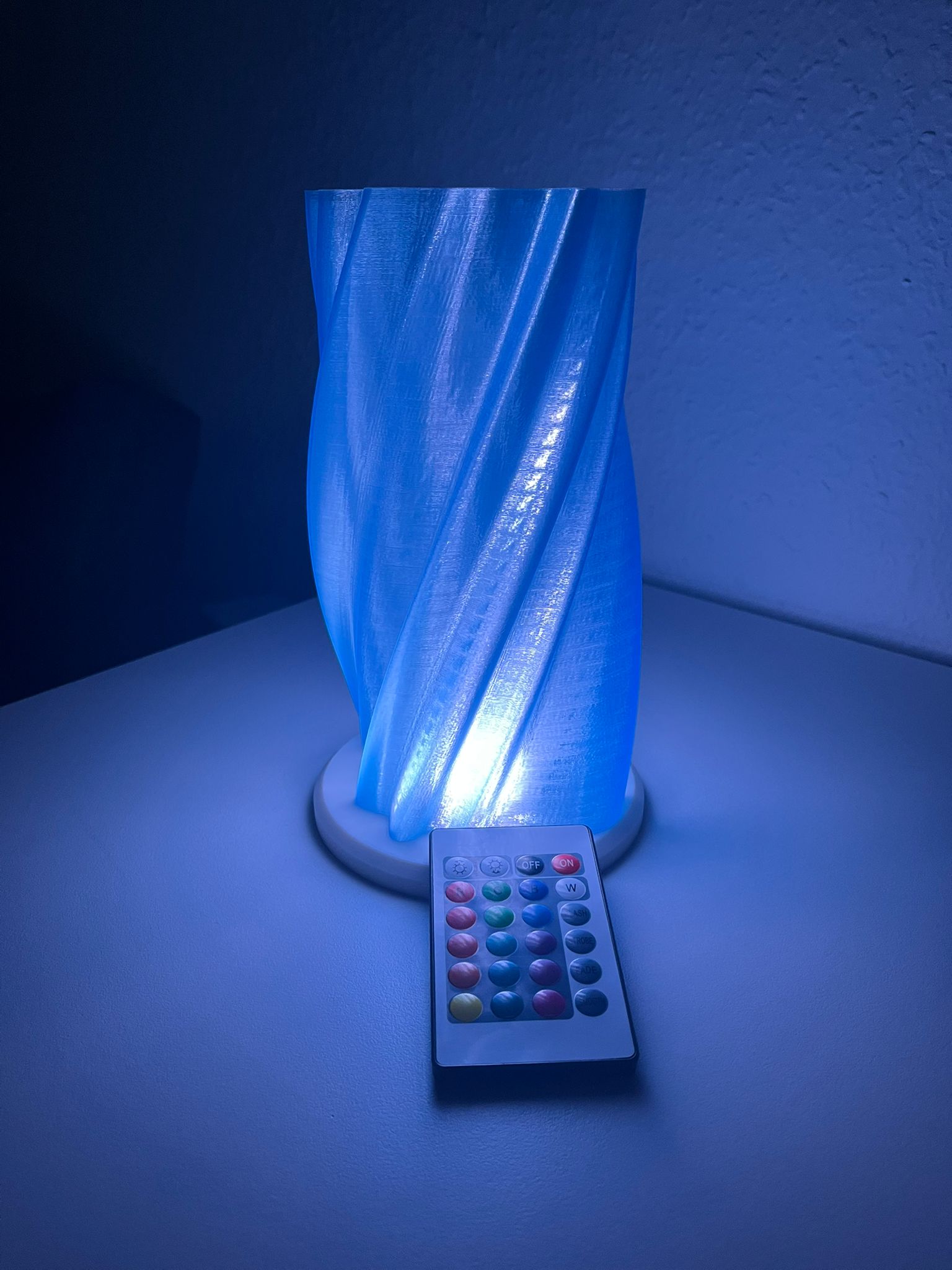 Spiral-Lampe mit Farbwechsel-LED – Moderne Lampe 3D Gedruckt