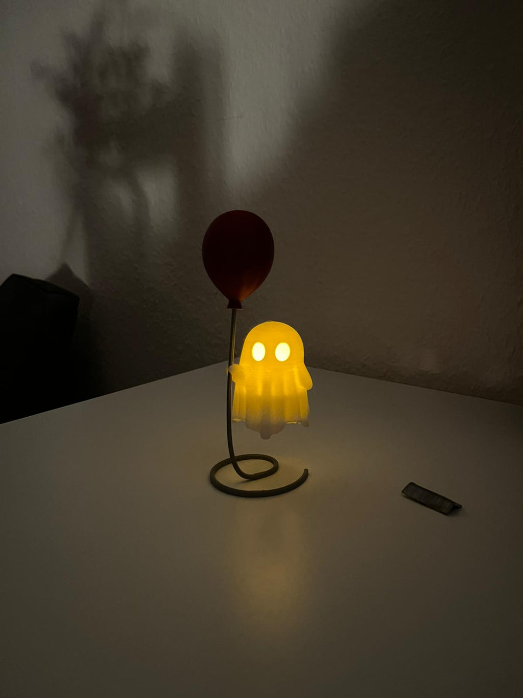 Geist mit Ballon – LED Dekofigur (3D-gedruckt, inkl. Bleigewicht & LED-Teelicht)