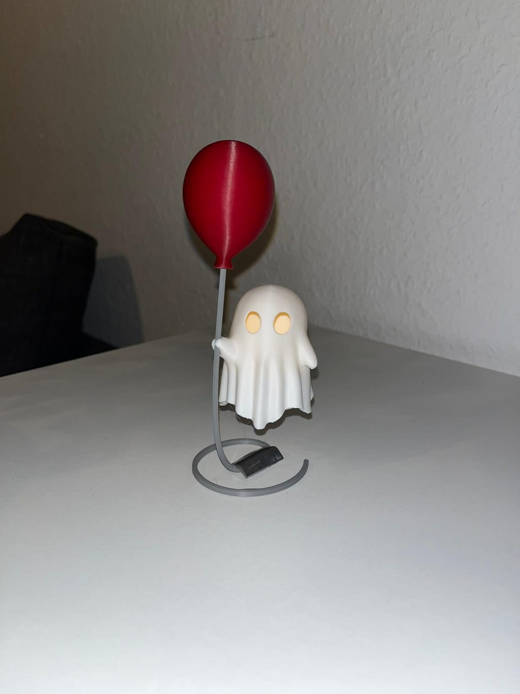 Geist mit Ballon – LED Dekofigur (3D-gedruckt, inkl. Bleigewicht & LED-Teelicht)