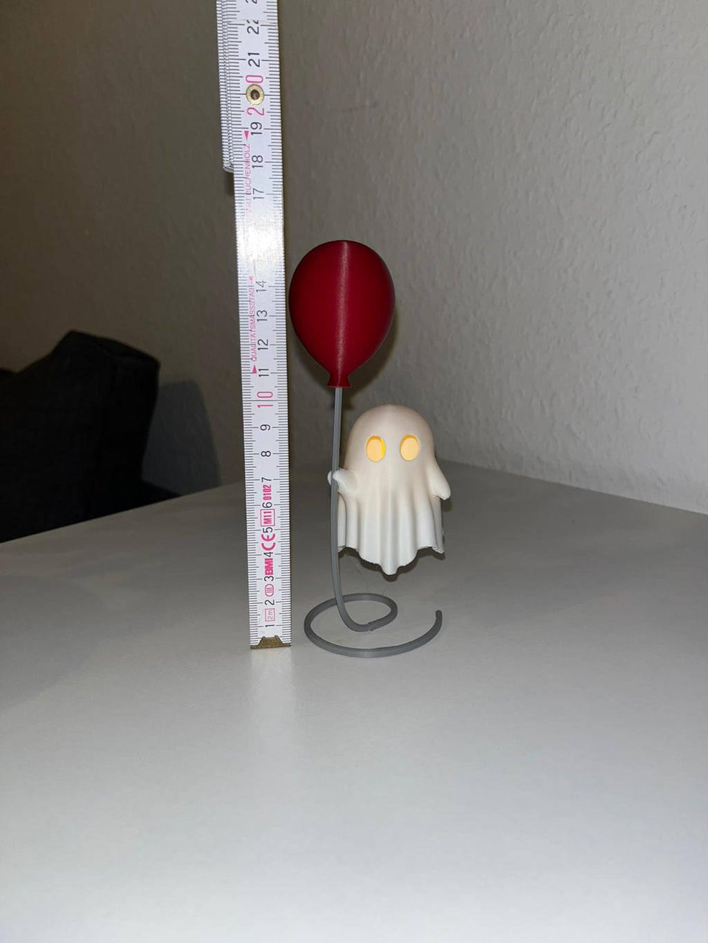 Geist mit Ballon – LED Dekofigur (3D-gedruckt, inkl. Bleigewicht & LED-Teelicht)
