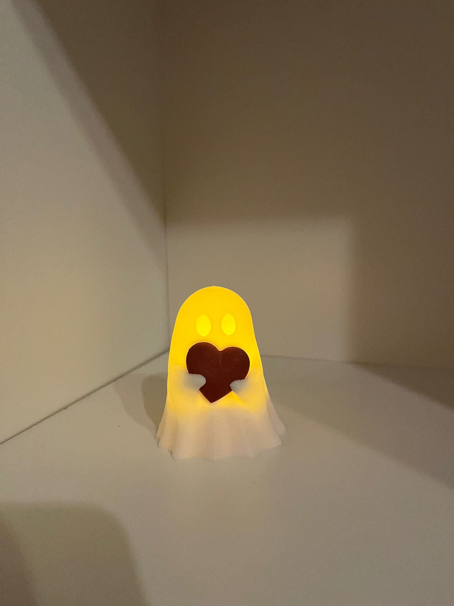Leuchtender Geist mit Herz – 3D-gedruckte LED Deko | Warmes Nachtlicht & Geschenkidee