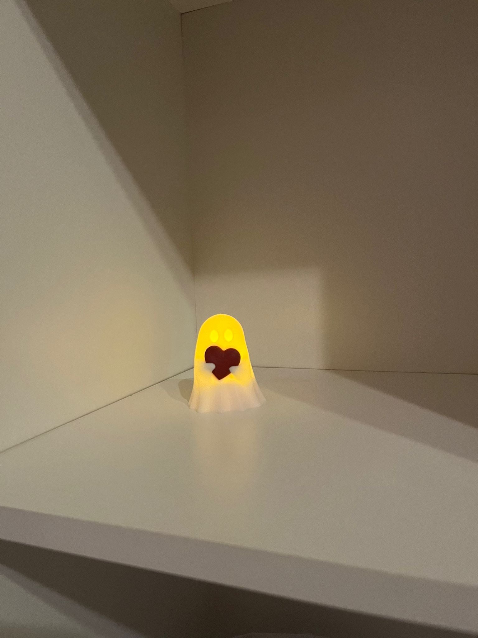 Leuchtender Geist mit Herz – 3D-gedruckte LED Deko | Warmes Nachtlicht & Geschenkidee