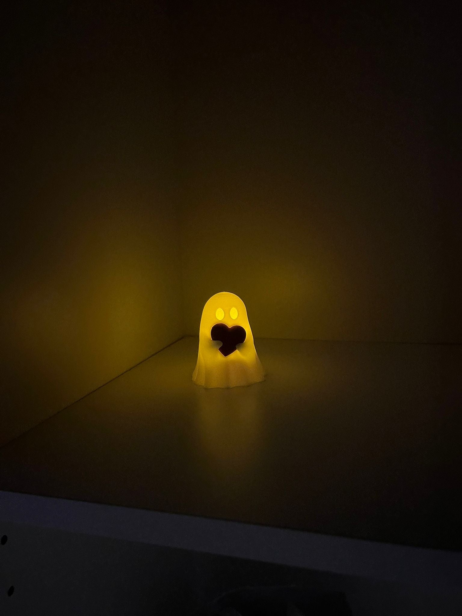 Leuchtender Geist mit Herz – 3D-gedruckte LED Deko | Warmes Nachtlicht & Geschenkidee