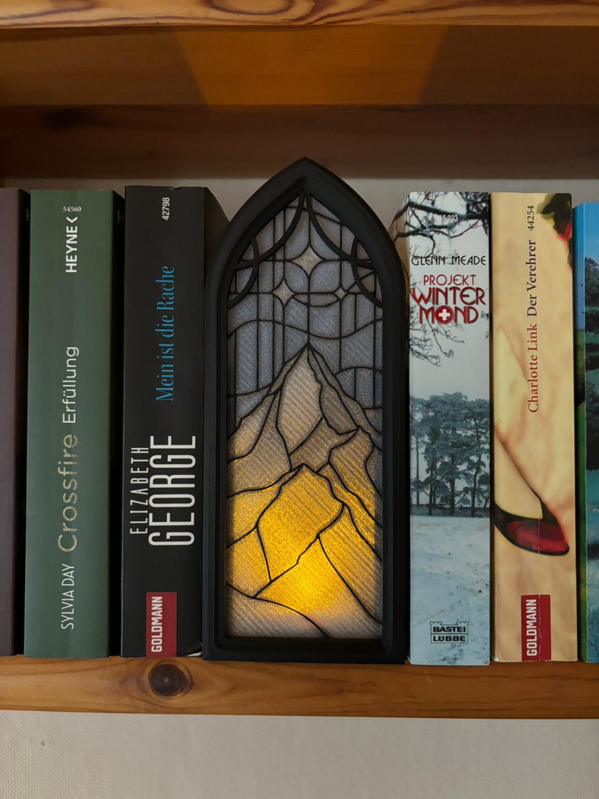 Book Nook mit Buntglas-Fenster & Beleuchtung