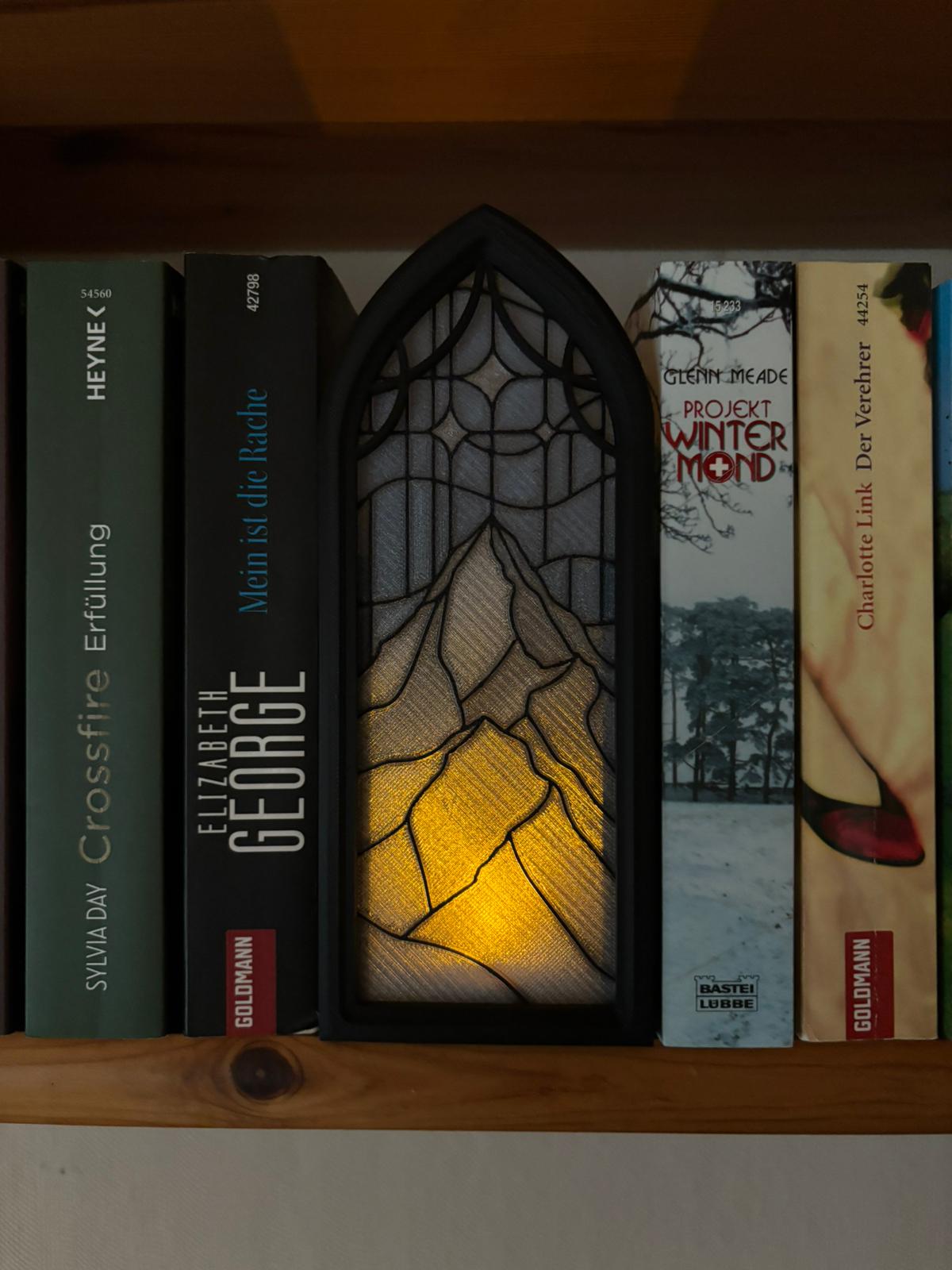 Book Nook mit Buntglas-Fenster & Beleuchtung