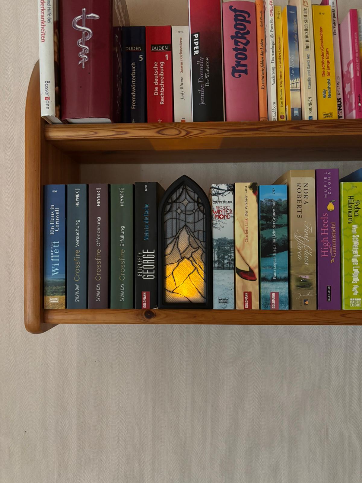 Book Nook mit Buntglas-Fenster & Beleuchtung