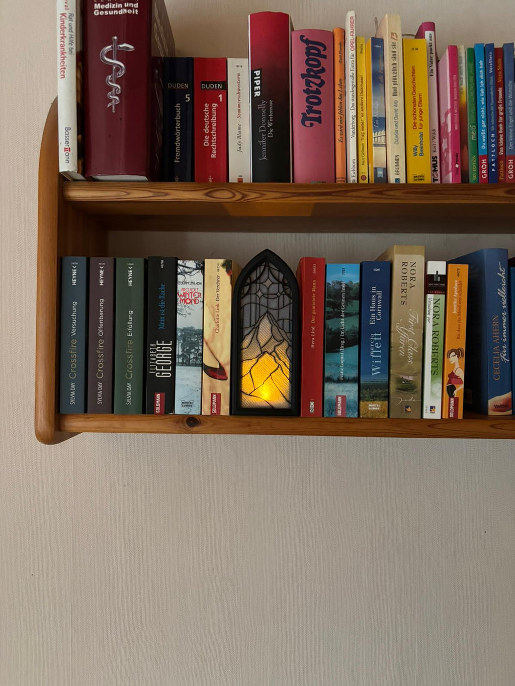 Book Nook mit Buntglas-Fenster & Beleuchtung