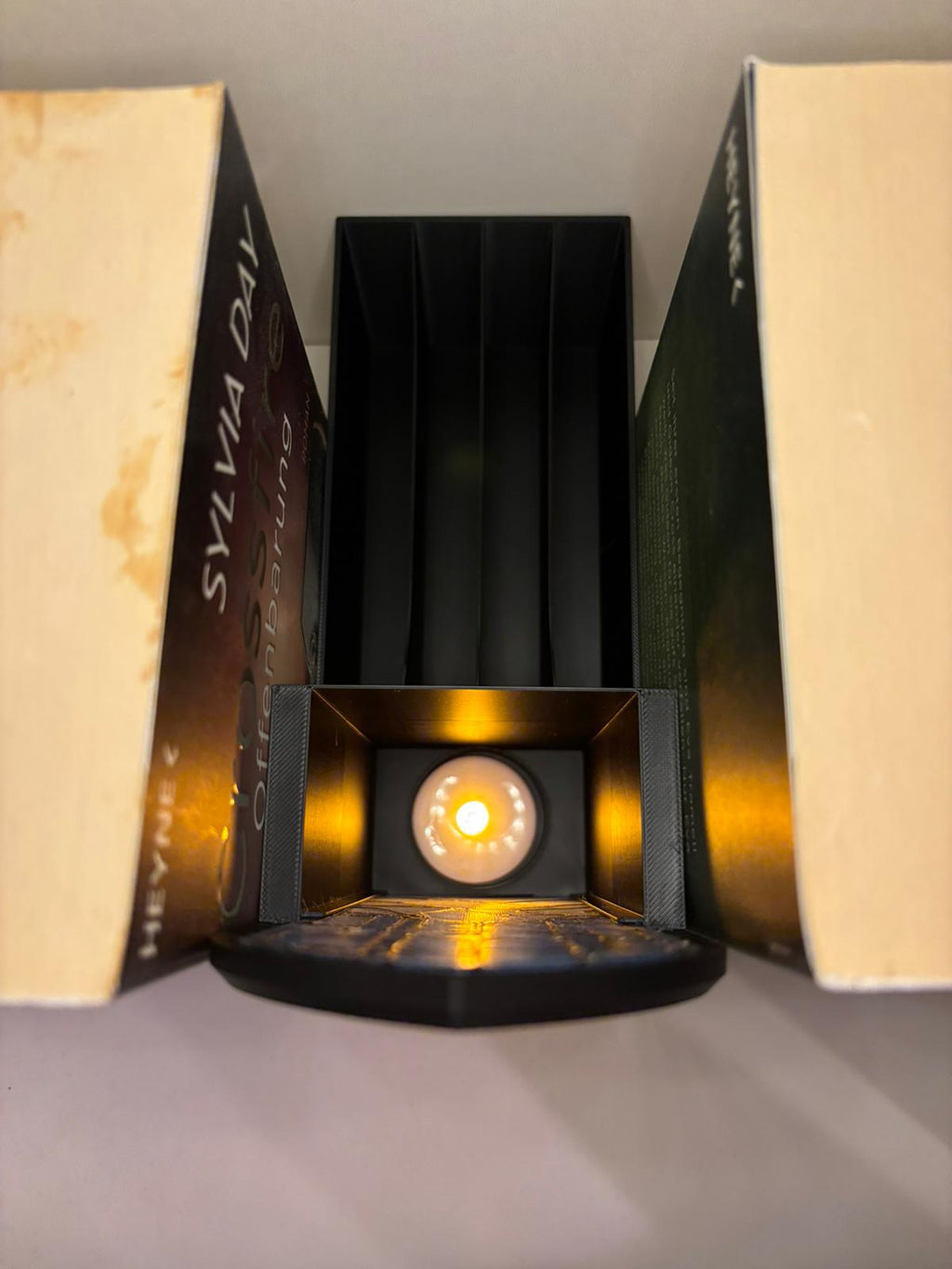 Book Nook mit Buntglas-Fenster & Beleuchtung
