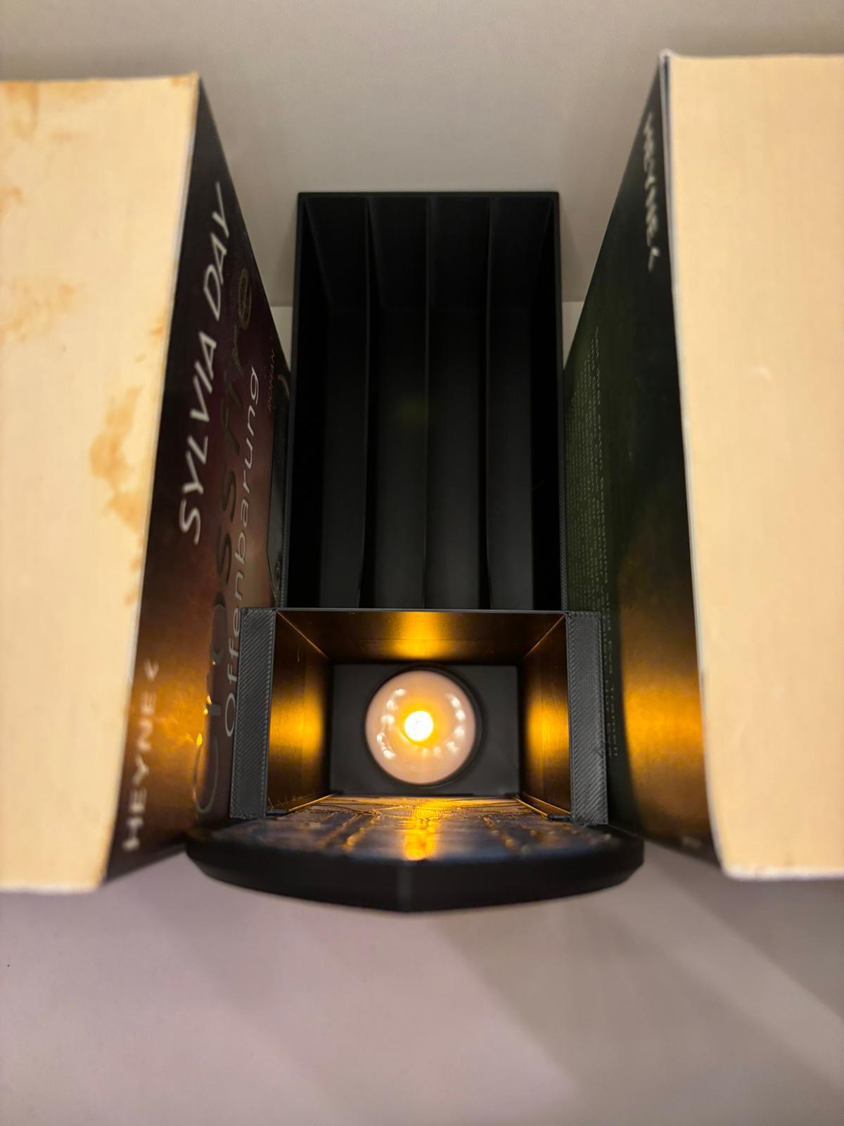 Book Nook mit Buntglas-Fenster & Beleuchtung