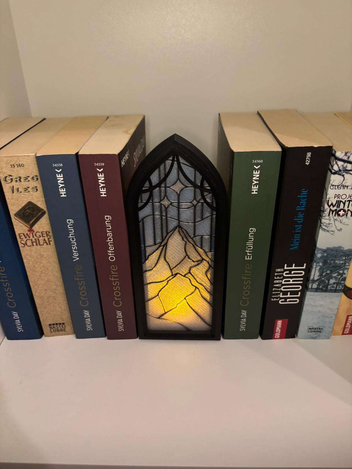 Book Nook mit Buntglas-Fenster & Beleuchtung