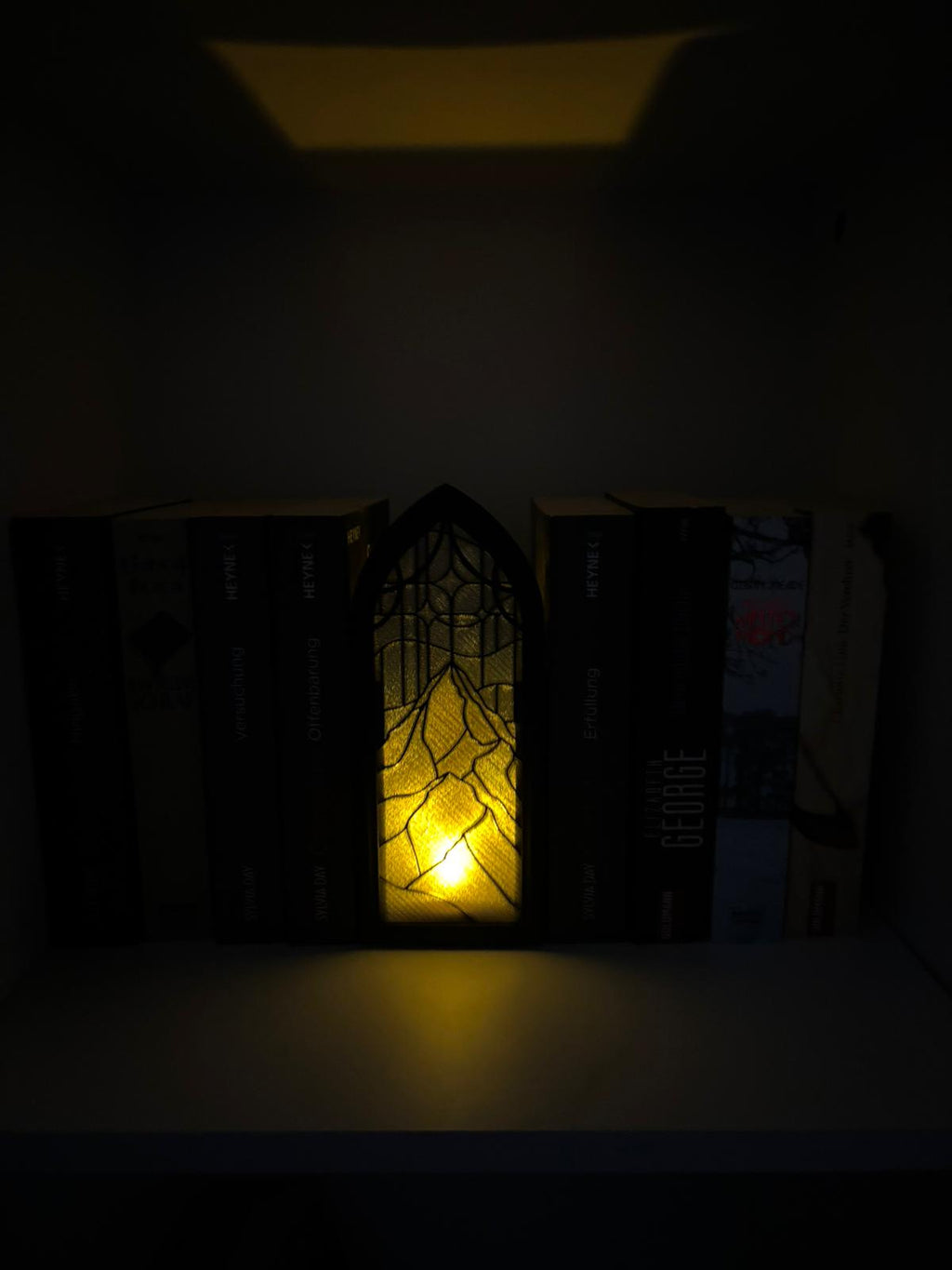 Book Nook mit Buntglas-Fenster & Beleuchtung