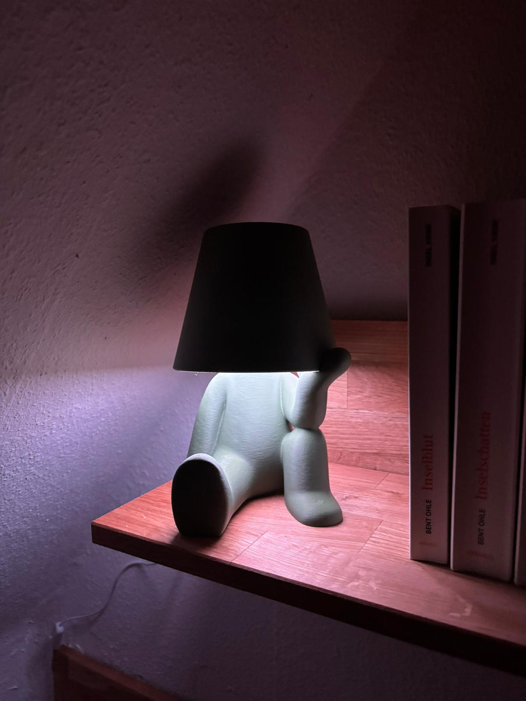 Designer Figuren Tischlampe mit RGB Licht – Moderne Deko Lampe mit Fernbedienung