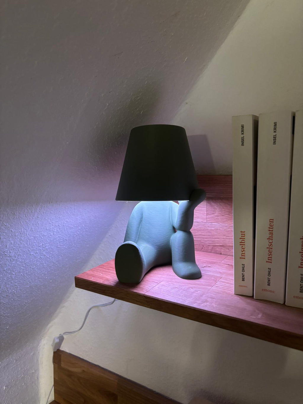 Designer Figuren Tischlampe mit RGB Licht – Moderne Deko Lampe mit Fernbedienung
