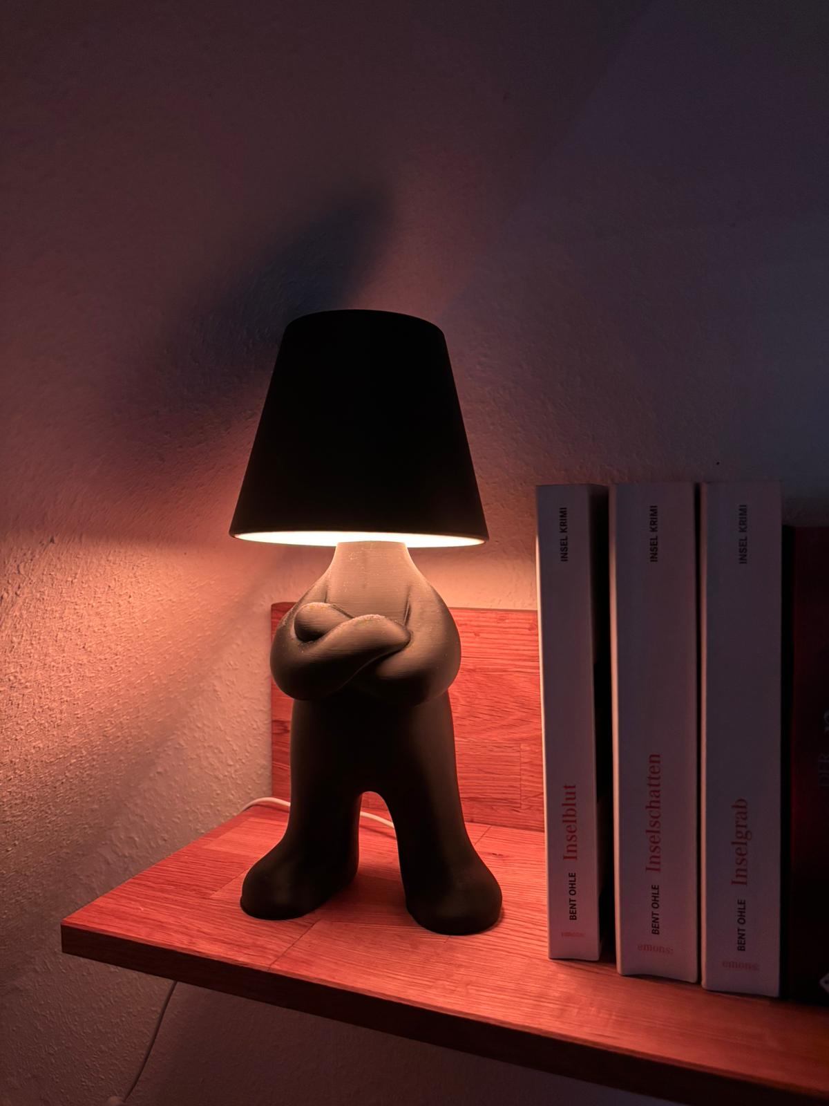 Stehende Figurenlampe – Moderne 3D gedruckte Tischlampe mit RGB Beleuchtung