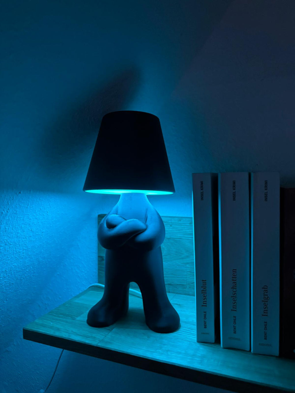 Stehende Figurenlampe – Moderne 3D gedruckte Tischlampe mit RGB Beleuchtung