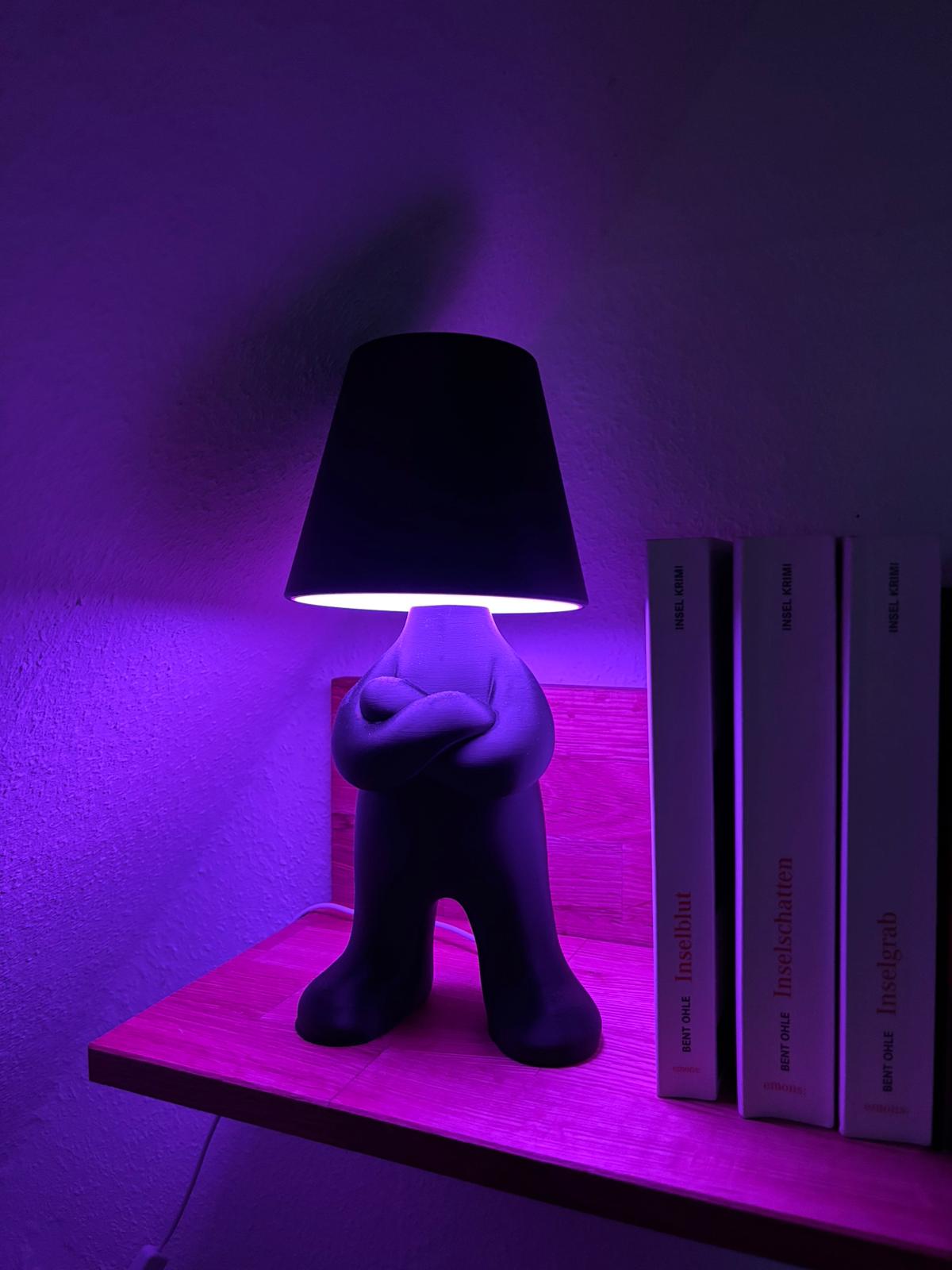 Stehende Figurenlampe – Moderne 3D gedruckte Tischlampe mit RGB Beleuchtung
