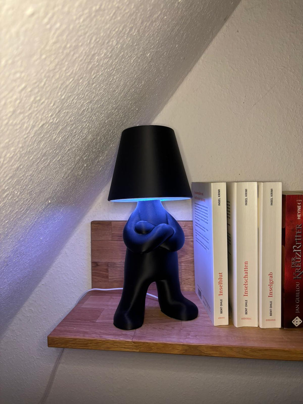 Stehende Figurenlampe – Moderne 3D gedruckte Tischlampe mit RGB Beleuchtung