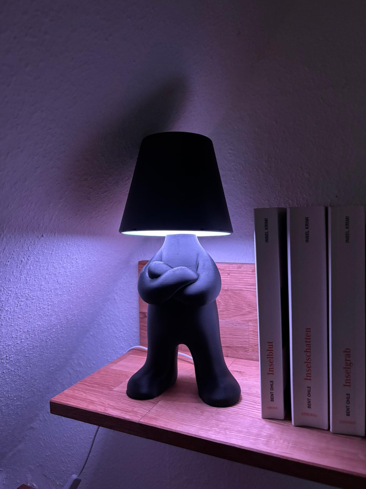 Stehende Figurenlampe – Moderne 3D gedruckte Tischlampe mit RGB Beleuchtung