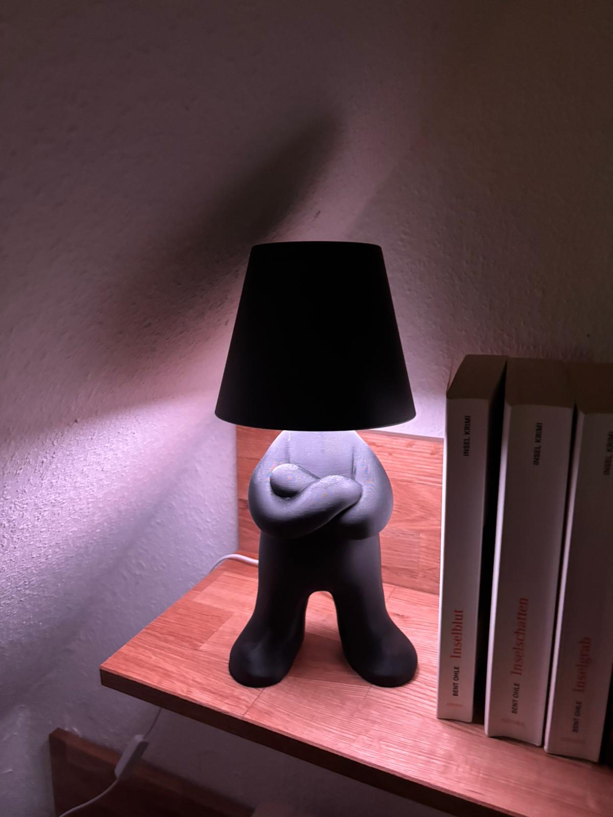 Stehende Figurenlampe – Moderne 3D gedruckte Tischlampe mit RGB Beleuchtung