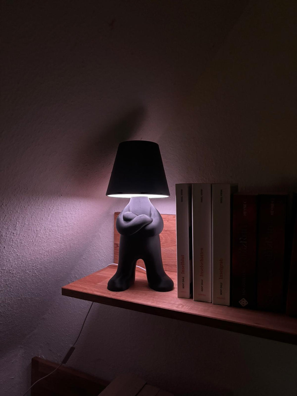 Stehende Figurenlampe – Moderne 3D gedruckte Tischlampe mit RGB Beleuchtung
