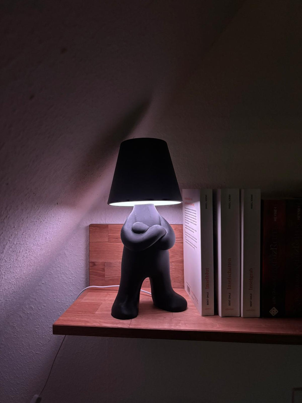 Stehende Figurenlampe – Moderne 3D gedruckte Tischlampe mit RGB Beleuchtung