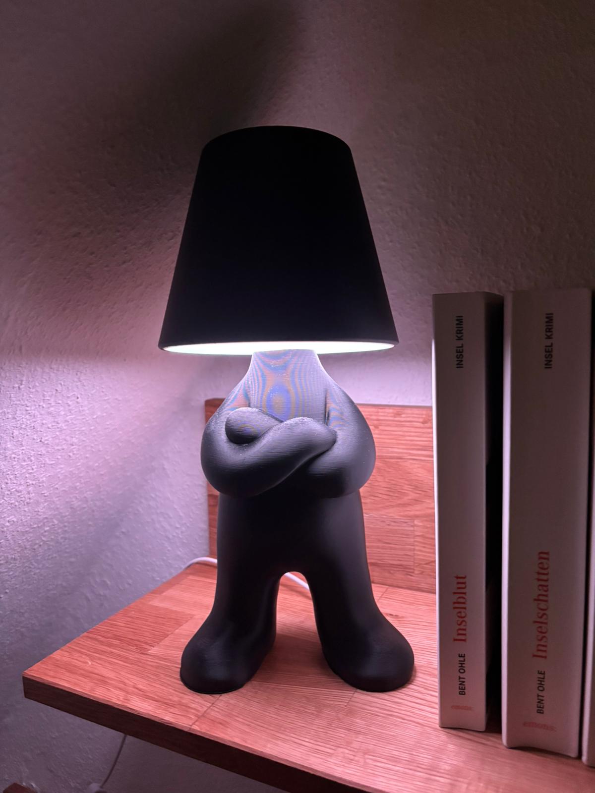 Stehende Figurenlampe – Moderne 3D gedruckte Tischlampe mit RGB Beleuchtung