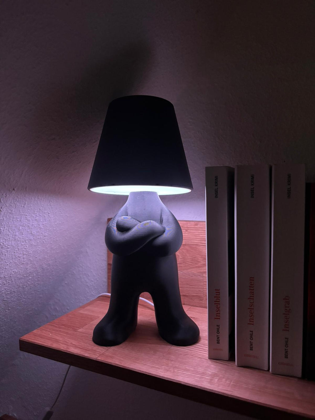 Stehende Figurenlampe – Moderne 3D gedruckte Tischlampe mit RGB Beleuchtung