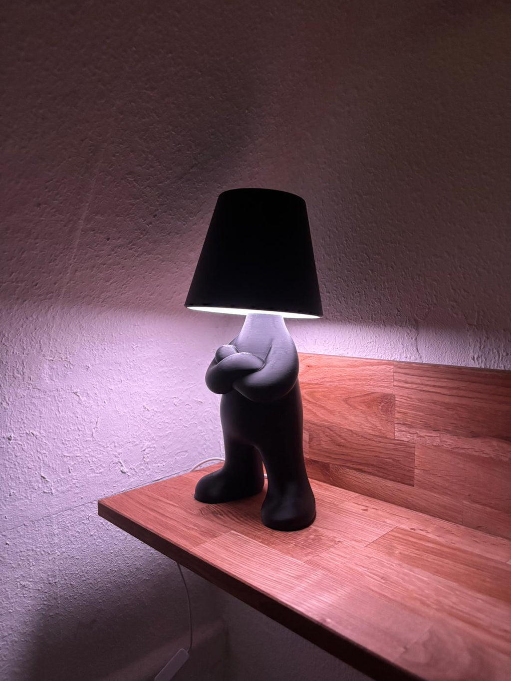 Stehende Figurenlampe – Moderne 3D gedruckte Tischlampe mit RGB Beleuchtung