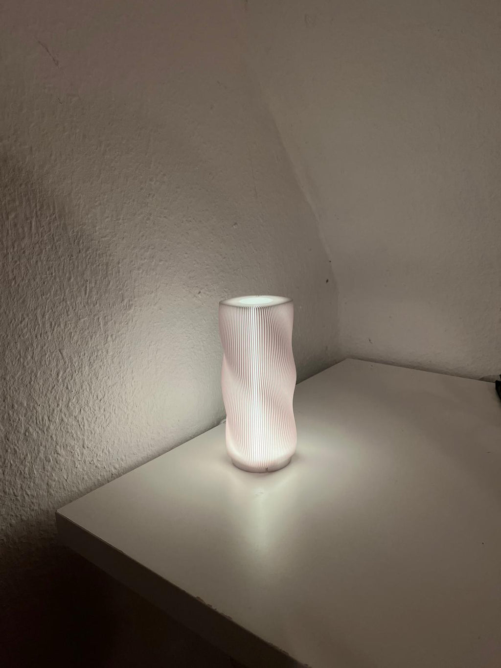 Moderne Tischlampe 3D gedruckt mit RGB – Design Nachtlicht mit Fernbedienung & USB