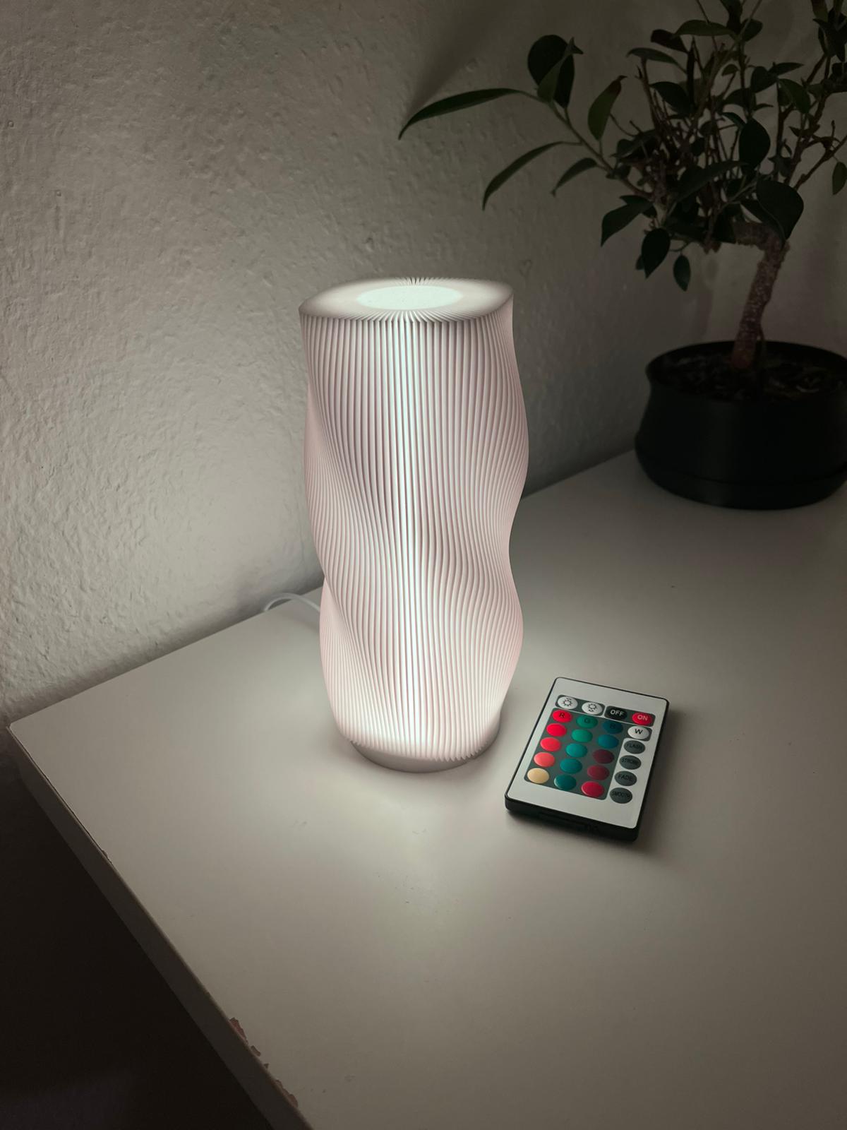 Moderne Tischlampe 3D gedruckt mit RGB – Design Nachtlicht mit Fernbedienung & USB