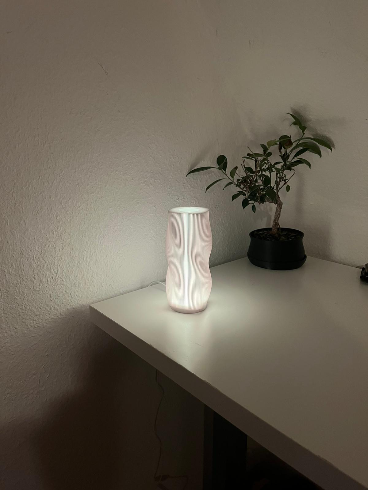 Moderne Tischlampe 3D gedruckt mit RGB – Design Nachtlicht mit Fernbedienung & USB