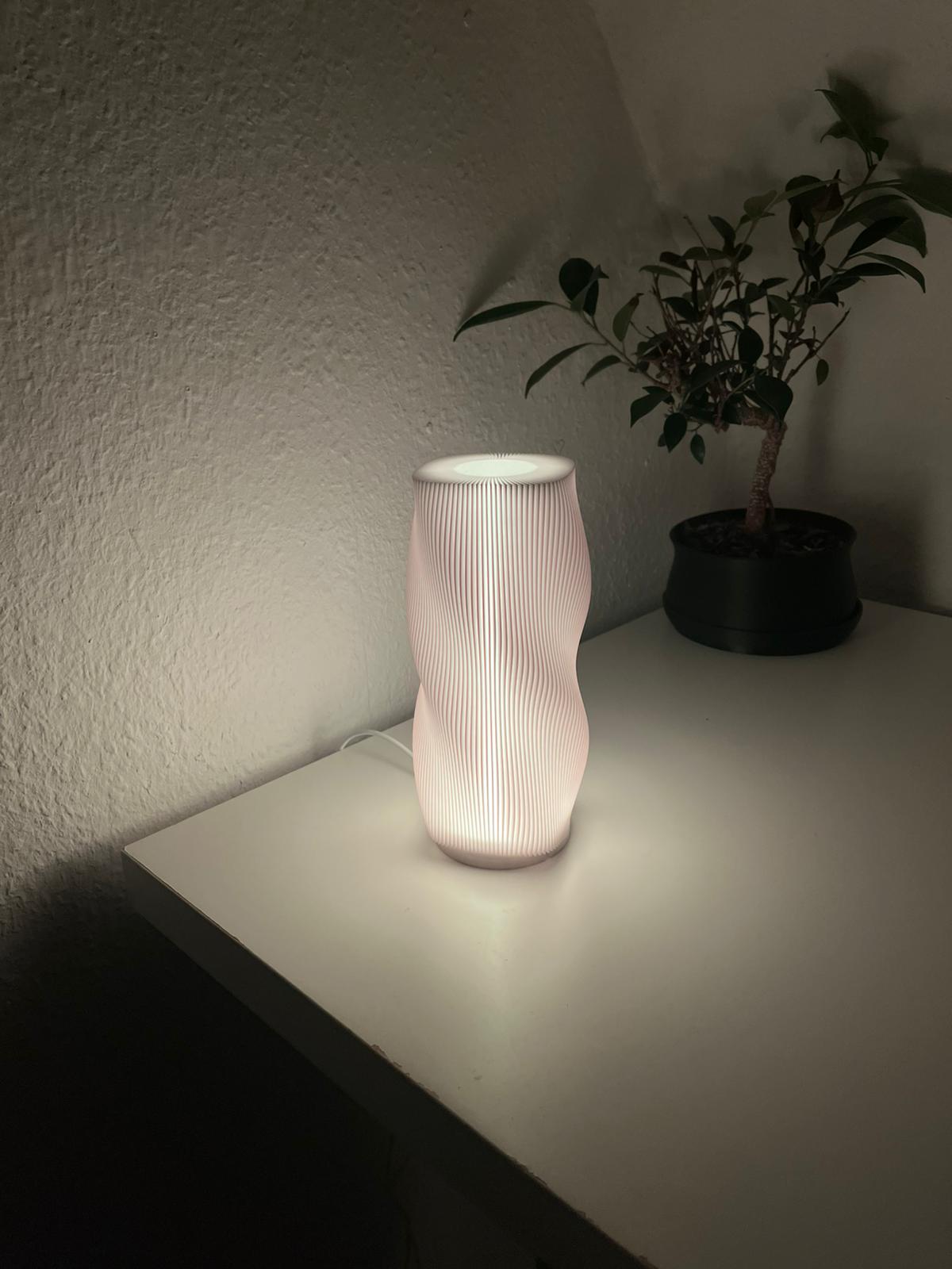 Moderne Tischlampe 3D gedruckt mit RGB – Design Nachtlicht mit Fernbedienung & USB