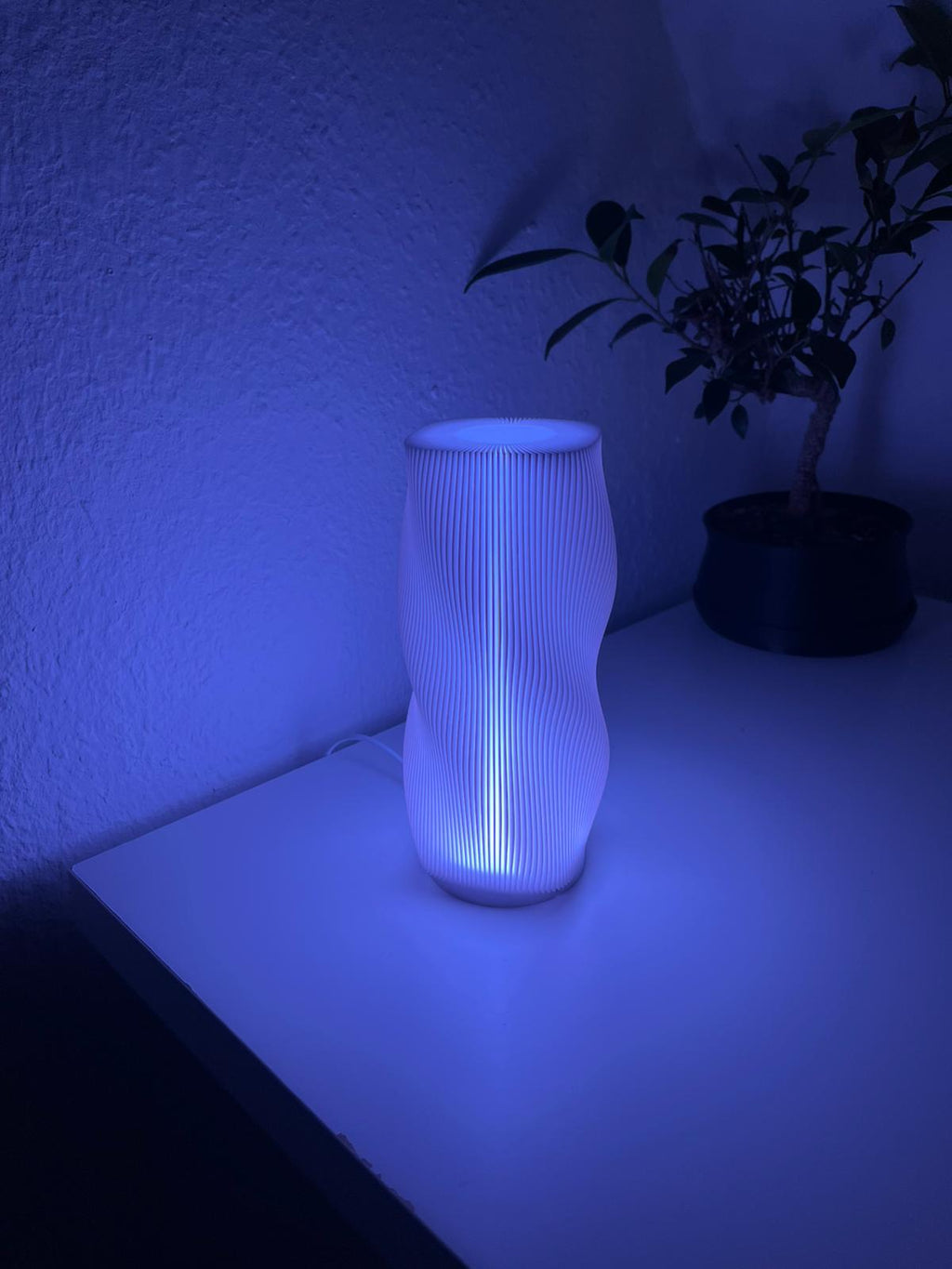Moderne Tischlampe 3D gedruckt mit RGB – Design Nachtlicht mit Fernbedienung & USB