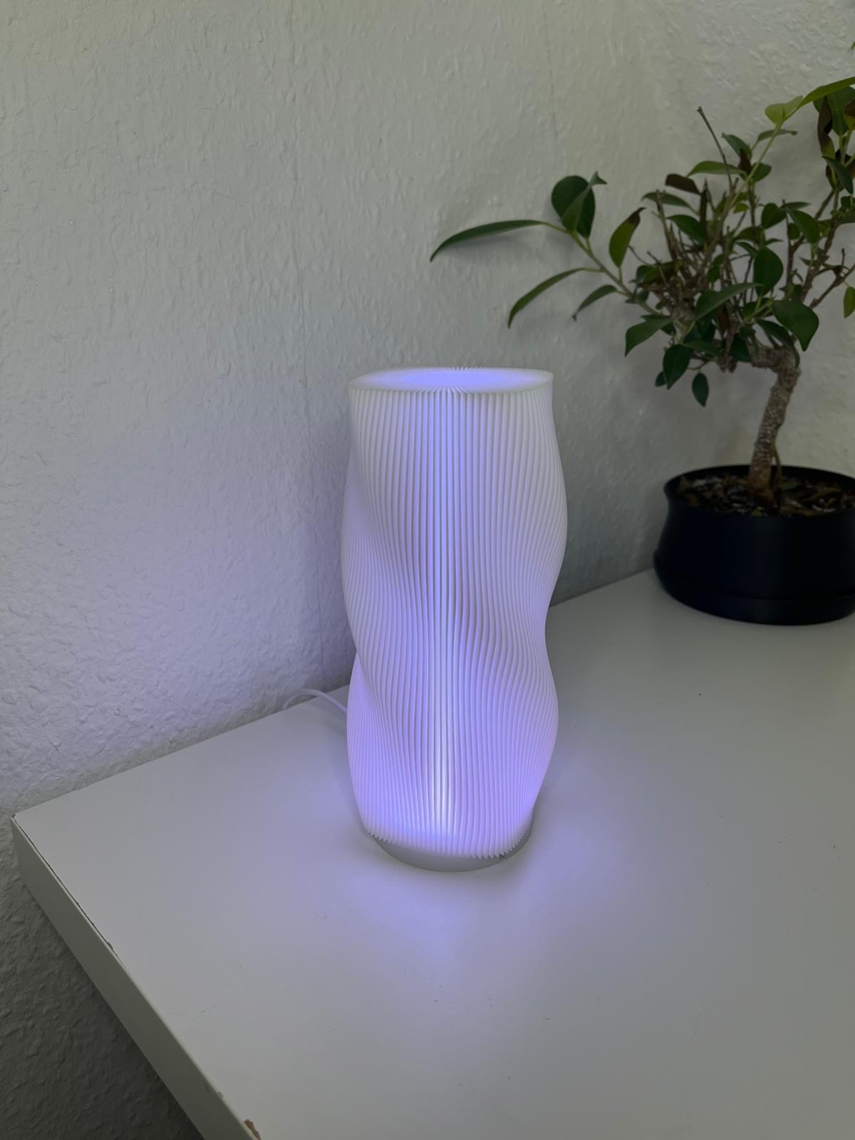 Moderne Tischlampe 3D gedruckt mit RGB – Design Nachtlicht mit Fernbedienung & USB