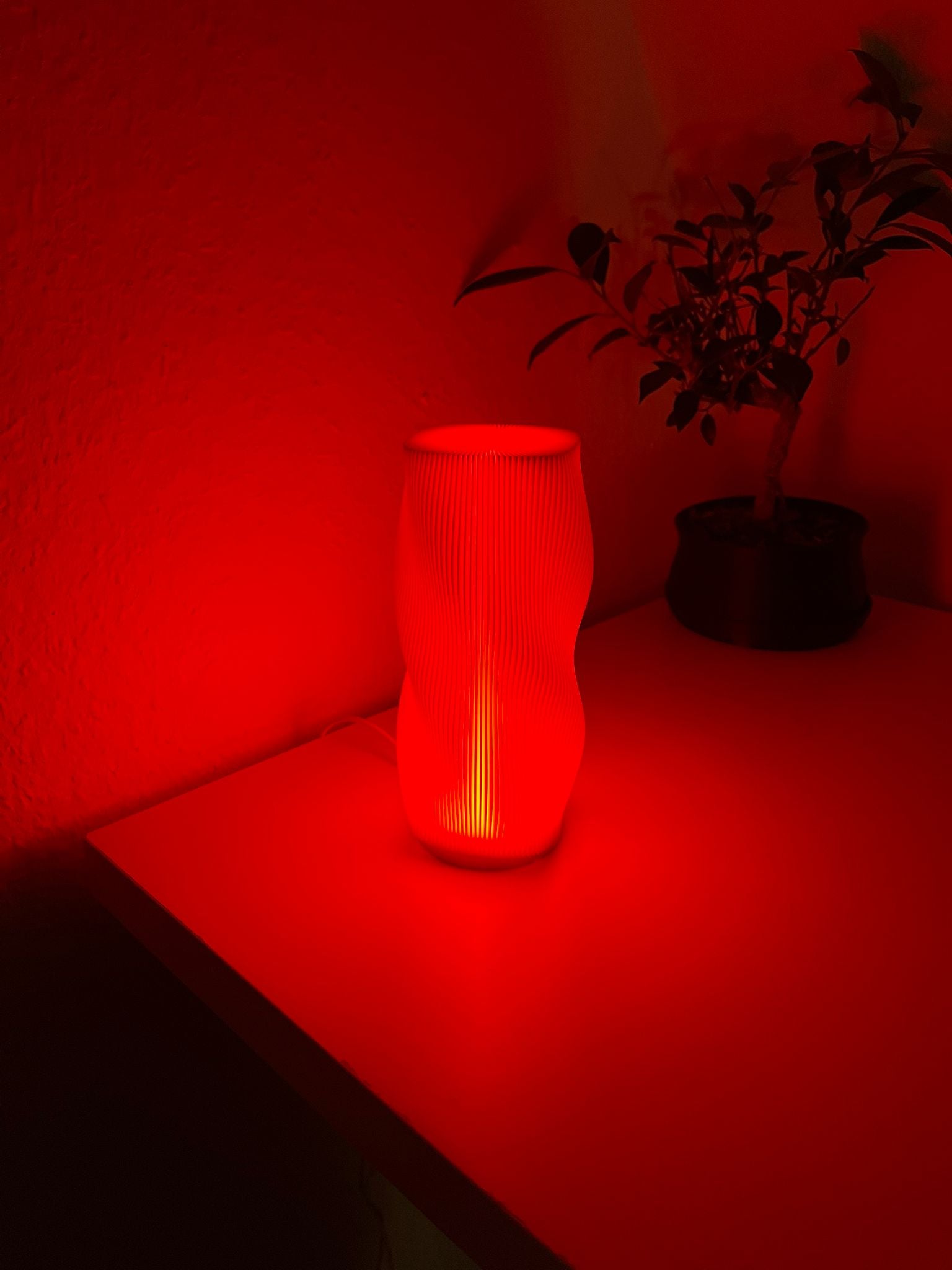 Moderne Tischlampe 3D gedruckt mit RGB – Design Nachtlicht mit Fernbedienung & USB