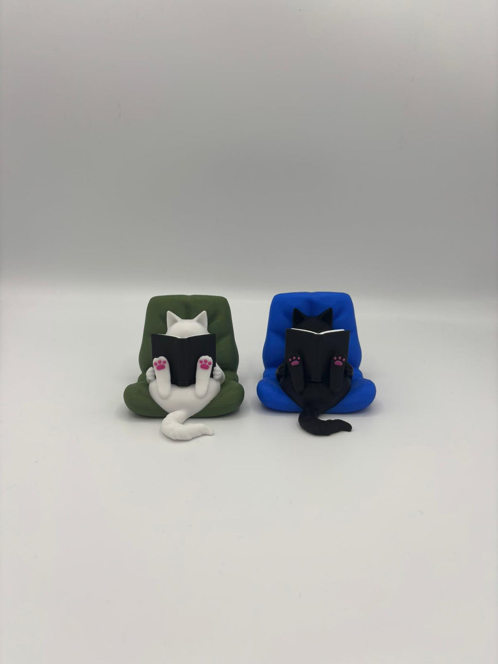 Bücherregal Katzen Deko 3D gedruckt – Lesende Katze im Kissen