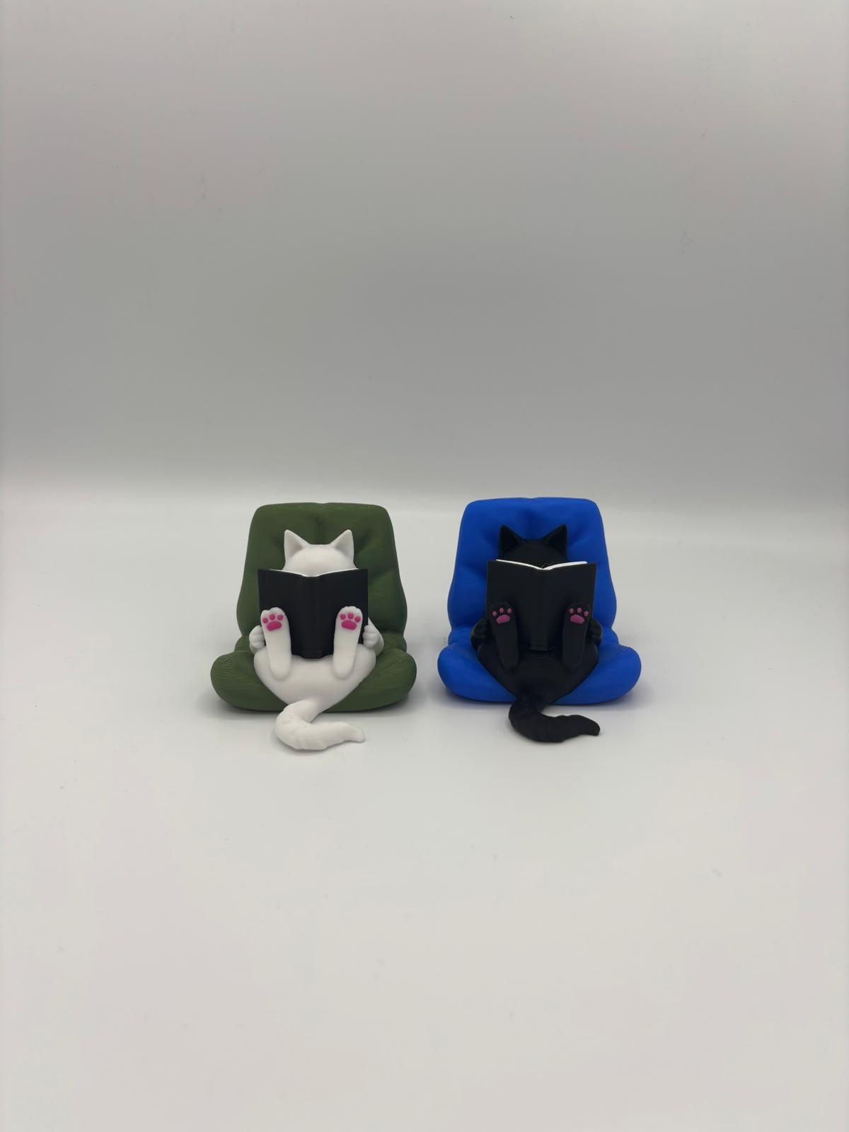Bücherregal Katzen Deko 3D gedruckt – Lesende Katze im Kissen