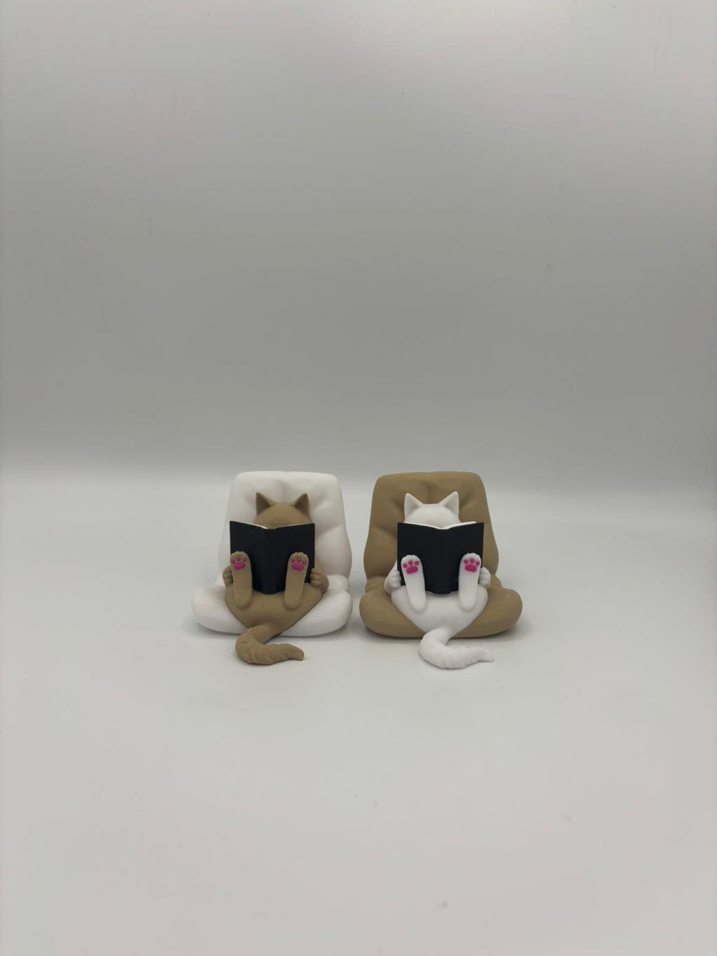 Bücherregal Katzen Deko 3D gedruckt – Lesende Katze im Kissen