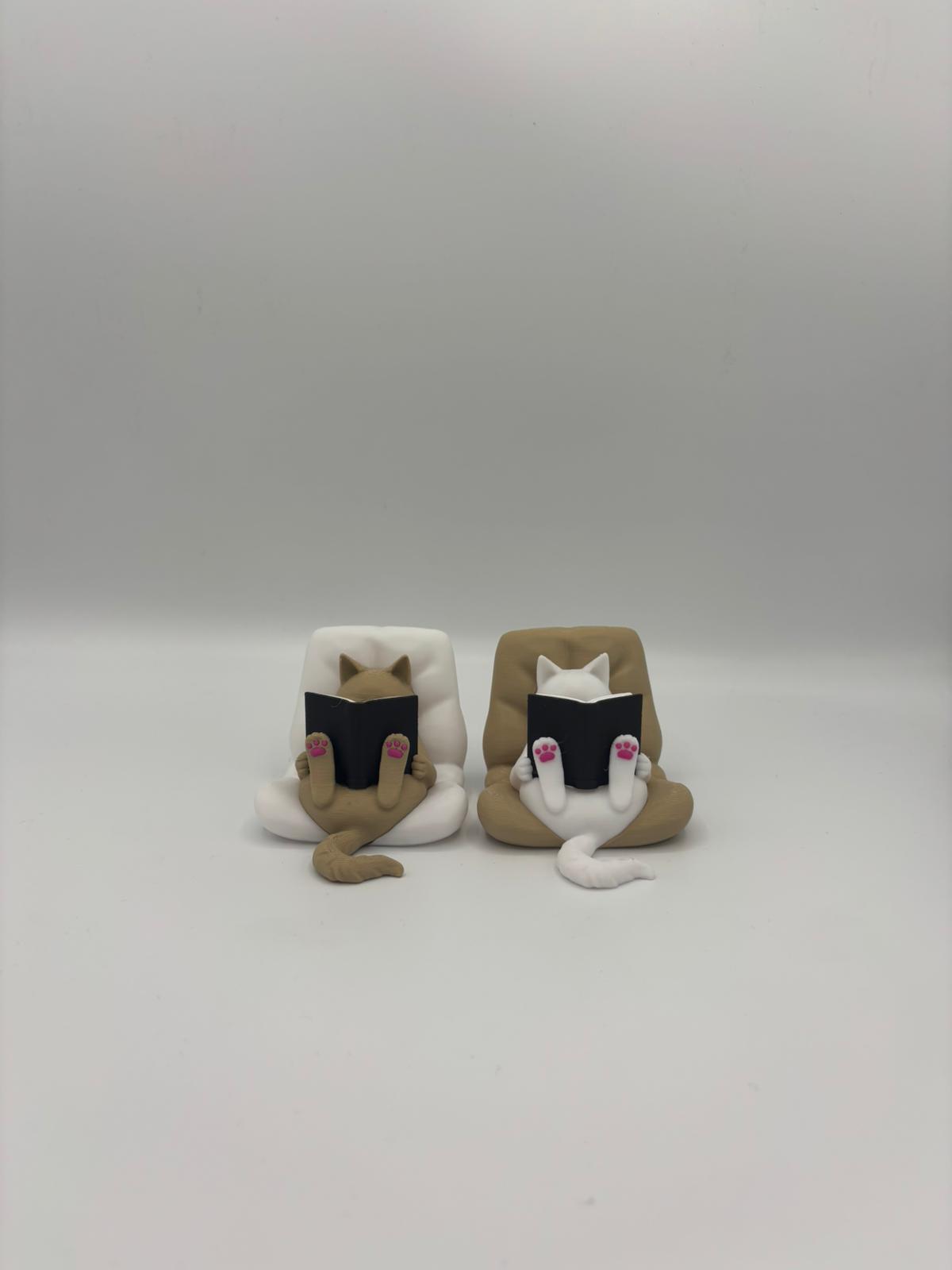 Bücherregal Katzen Deko 3D gedruckt – Lesende Katze im Kissen