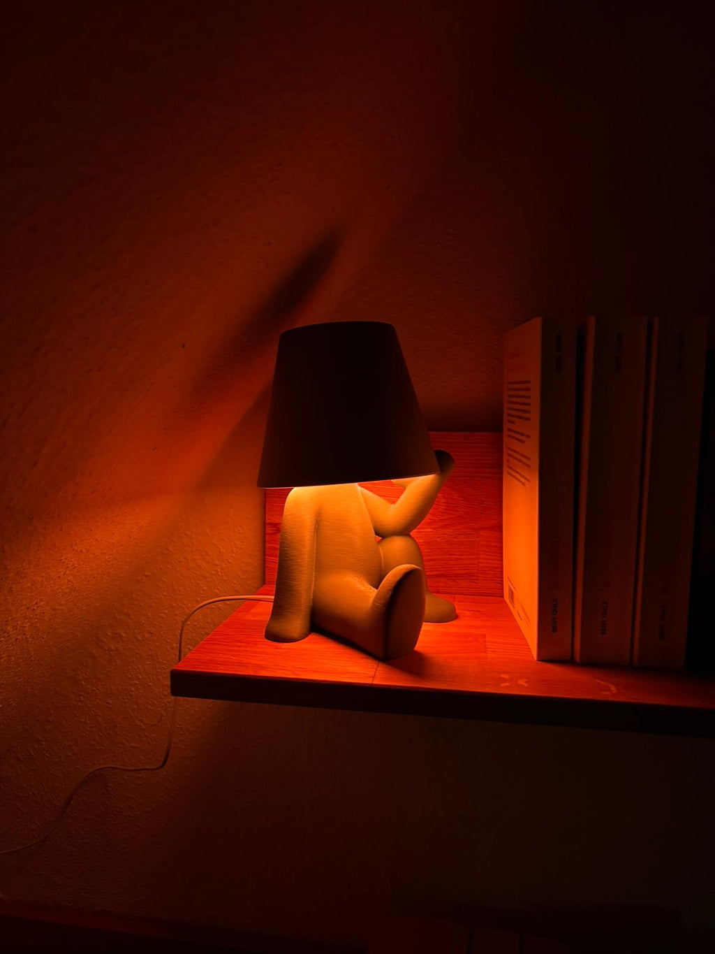 Designer Figuren Tischlampe mit RGB Licht – Moderne Deko Lampe mit Fernbedienung