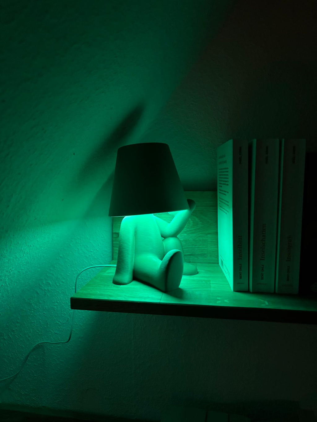 Designer Figuren Tischlampe mit RGB Licht – Moderne Deko Lampe mit Fernbedienung