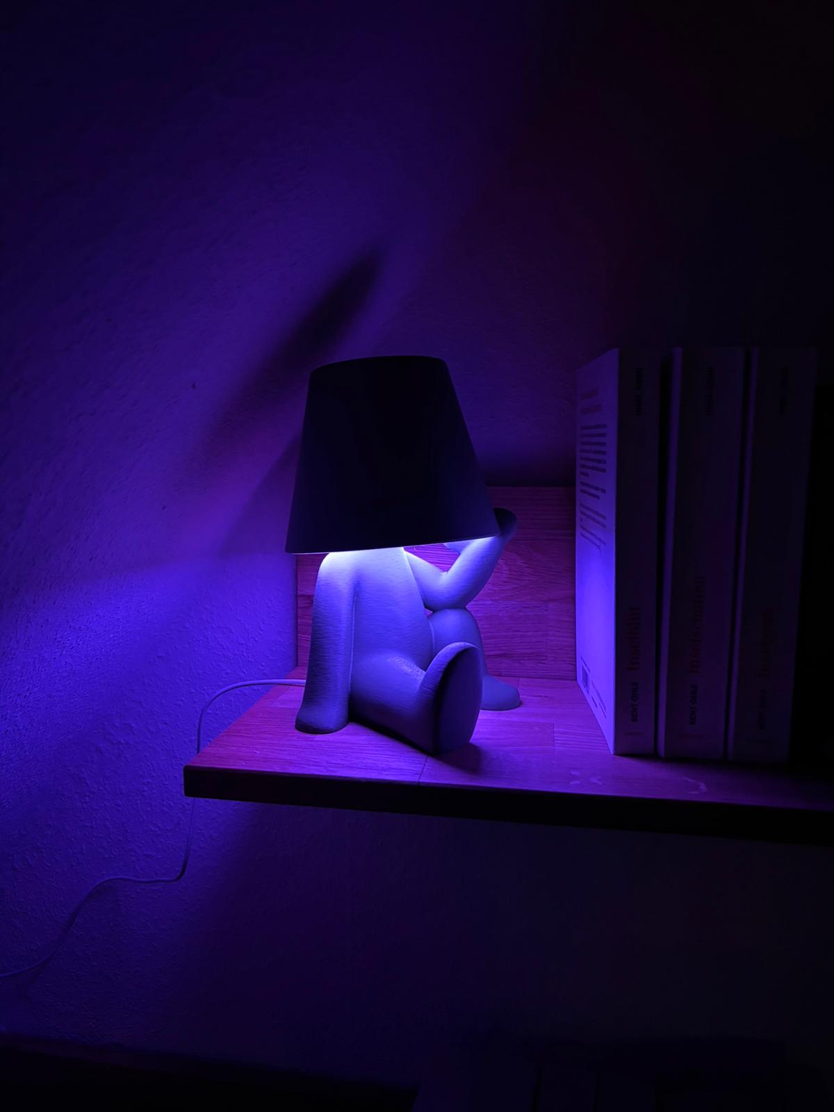 Designer Figuren Tischlampe mit RGB Licht – Moderne Deko Lampe mit Fernbedienung