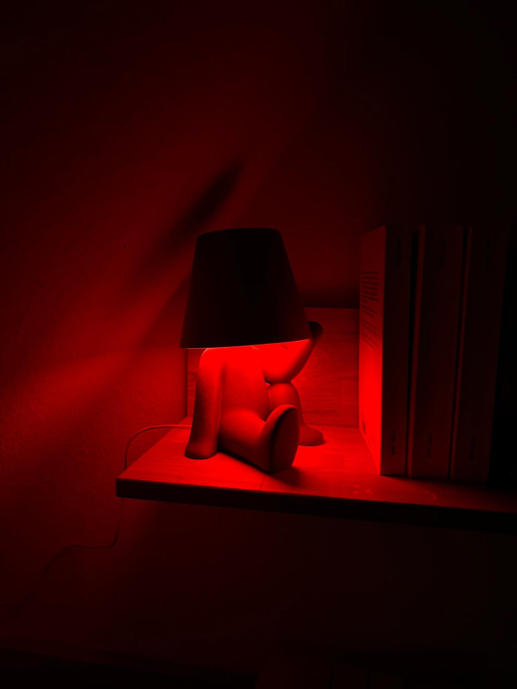 Designer Figuren Tischlampe mit RGB Licht – Moderne Deko Lampe mit Fernbedienung