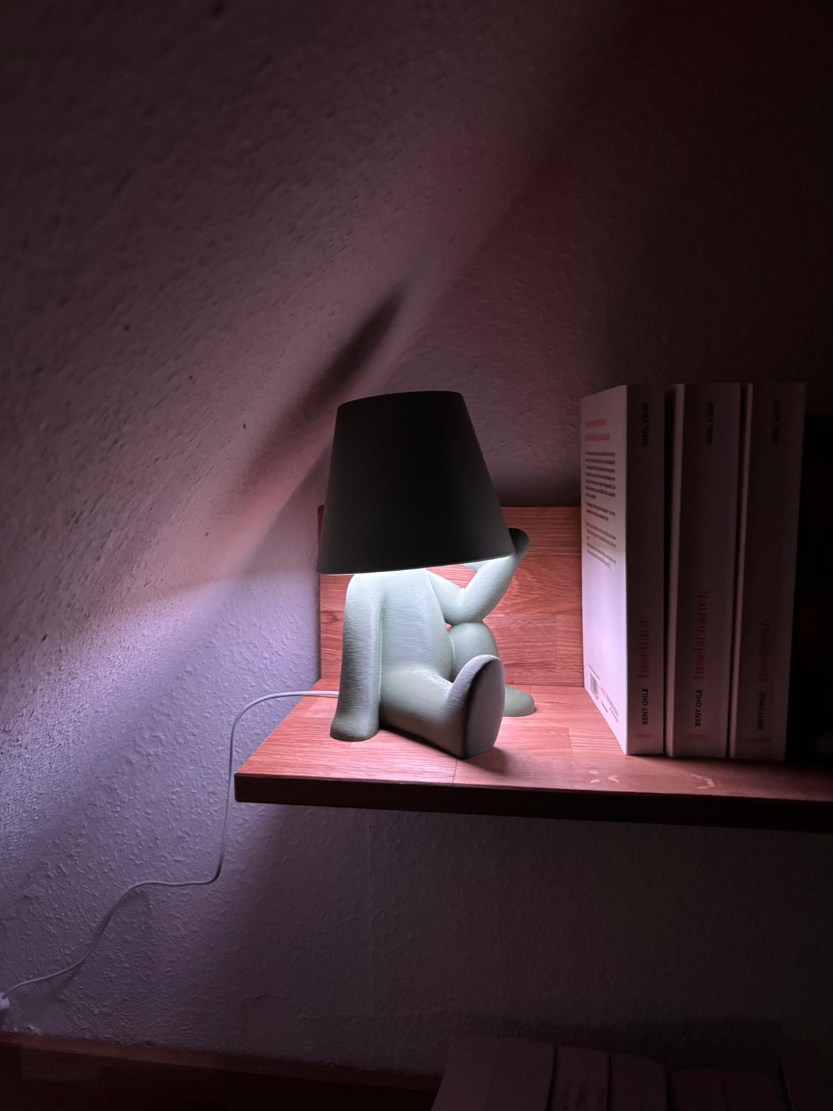 Designer Figuren Tischlampe mit RGB Licht – Moderne Deko Lampe mit Fernbedienung