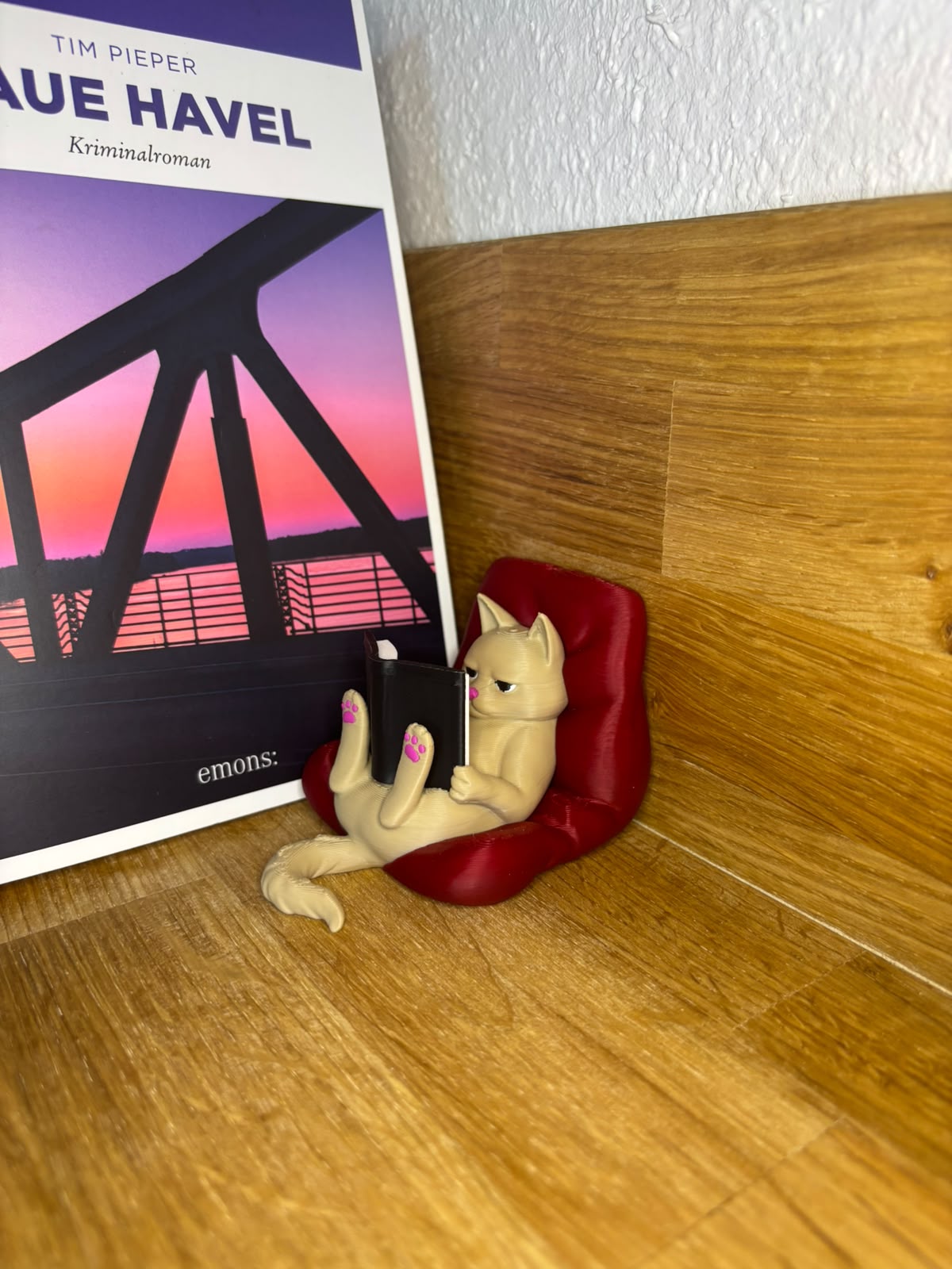 Bücherregal Katzen Deko 3D gedruckt – Lesende Katze im Kissen